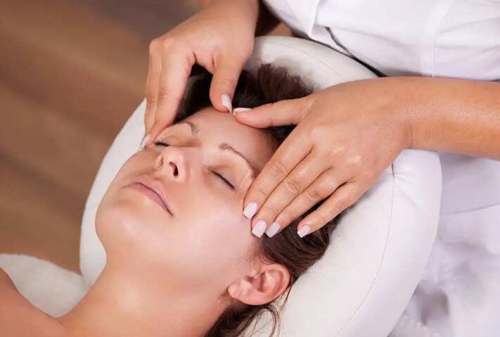 薰衣草精油去痘印，有6种方法(图1)